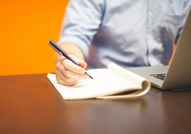 Una grafóloga explica cómo son las firmas de las personas narcisistas: «Es la señal más clara»