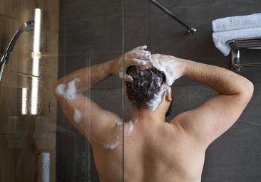Una dermatóloga advierte del error común que comete la gente al ducharse