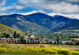 El pueblo de España que está rodeado de Francia y tiene todas sus casas de piedra
