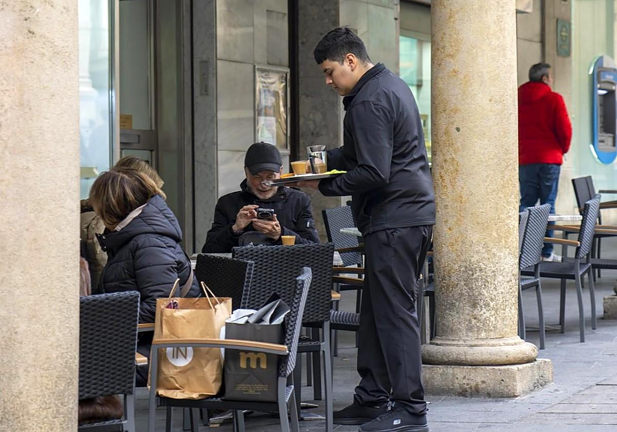 Una camarera, indignada por lo que han hecho dos clientes que han ido a desayunar al bar en el que trabaja: «Os prometo que...»
