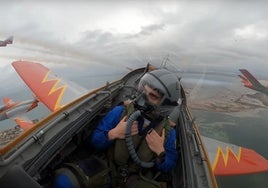 Vuela con la Patrulla Águila del Ejército de España y este es el resultado: «En la cobra me dijeron que caía...»