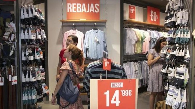 Cuándo empiezan las rebajas de verano en 2025: fecha en Zara, Mango, Pull & Bear, Bershka, Parfois y Stradivarius