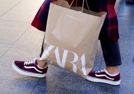 Una dependienta de Zara indica el truco para conseguir la ropa agotada en las rebajas de verano: «Ahí viene la magia»