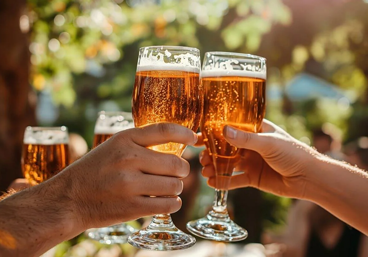 Brindis con cerveza, algo universal en España aunque al recipiente se le llame distinto