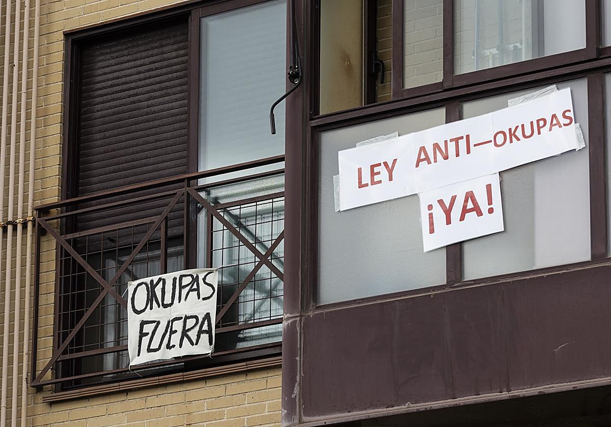 Okupan un inmueble y denuncian al propietario por el mal estado en el que se encuentra: «Es el responsable de nuestra situación»