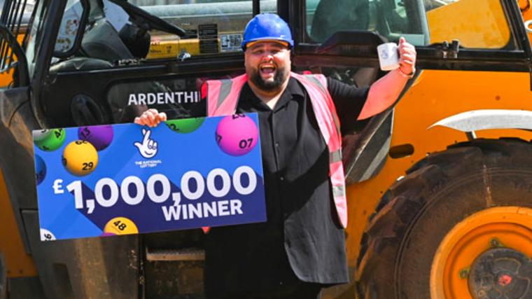 El obrero Adam López tras ganar la Lotería Nacional