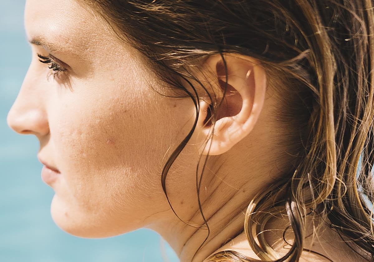 Un otólogo explica lo que hacemos mal con nuestros oídos en verano y debemos evitar: «Puede dañar el tímpano»