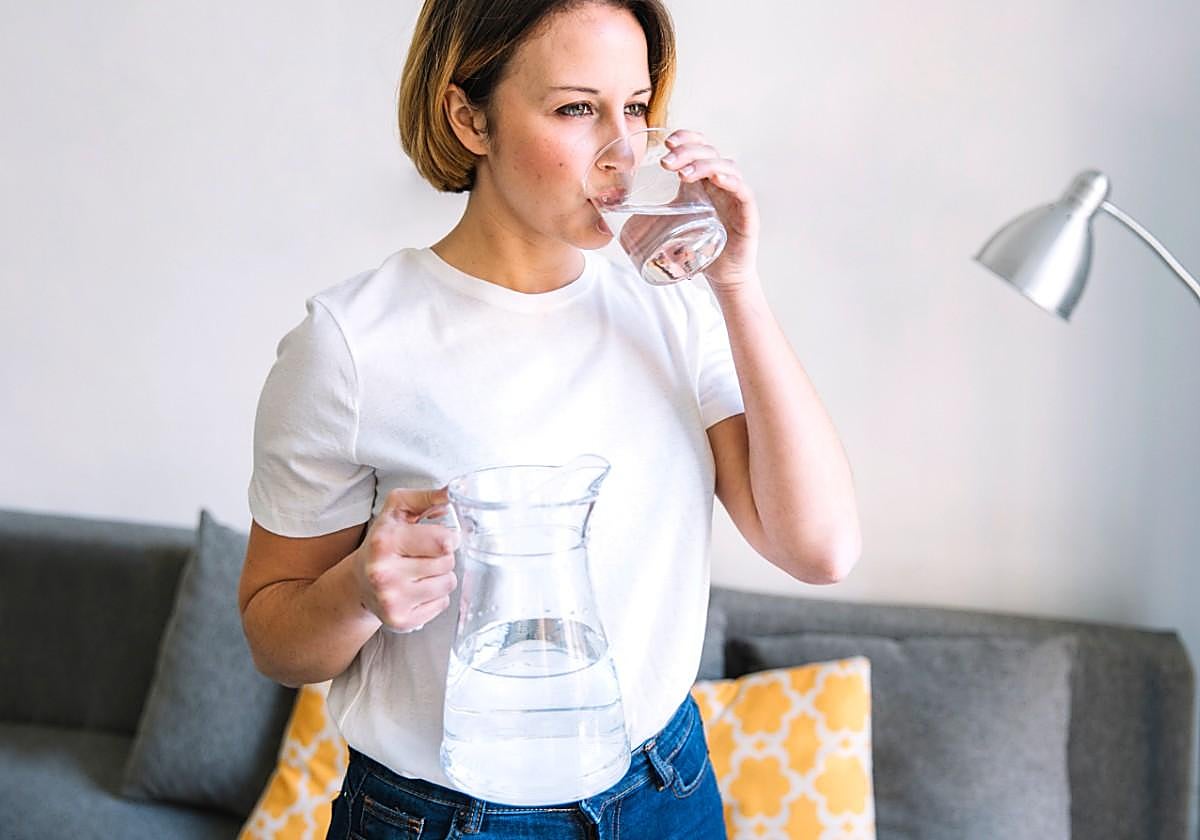 Una nutricionista indica cuánta agua debes beber al día para mantenerte hidratado y no son dos litros