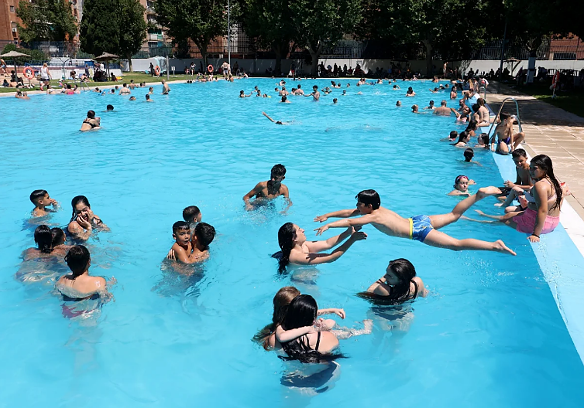 Un experto inmobiliario aclara si es legal traer invitados a tu piscina comunitaria