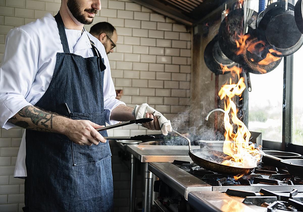Un cocinero español pide a su jefe tres días de vacaciones y se queda sin palabras con su respuesta: «Descanso un día a la semana»
