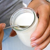 Un médico aclara si los yogures caducan realmente y en qué casos no deberíamos tomarlos