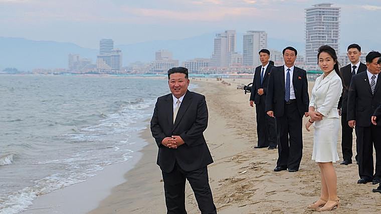 Kim Jong-Un durante su visita a una de las playas de Wonsan-Kalma
