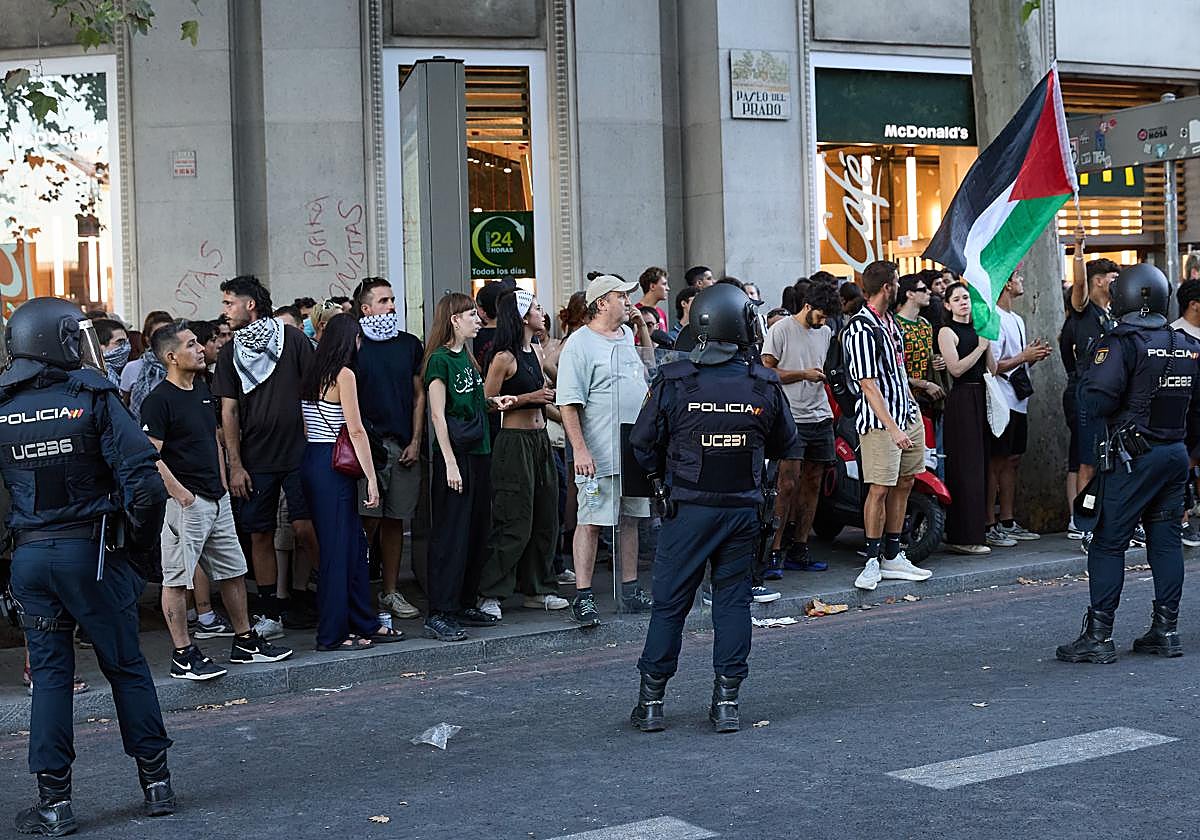 Josep Pedrerol, tajante contra Pedro Sánchez por su postura a favor de las protestas en La Vuelta: «No ha sido compatible»