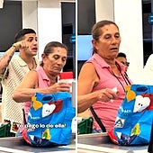 Paga la compra de una señora que no conoce en Mercadona sin que se lo espere y ella reacciona así
