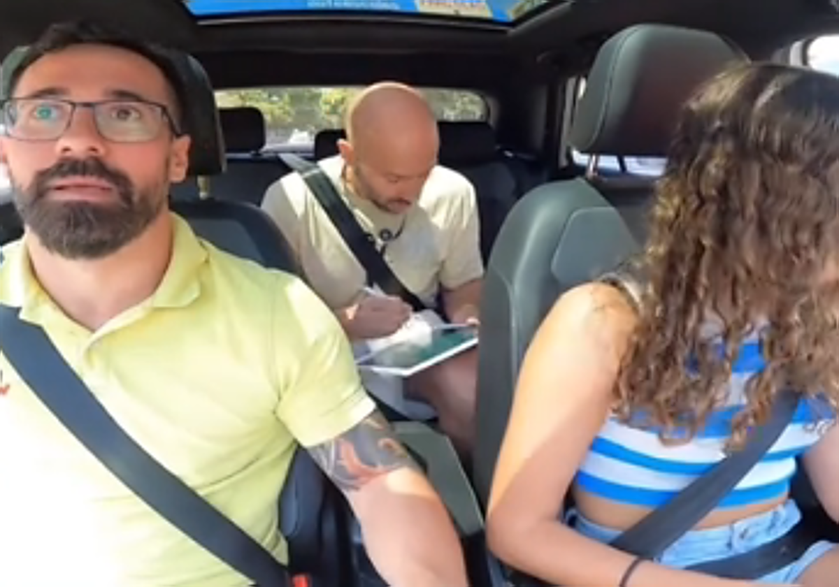 Hace el examen de conducir y suspende en el último momento