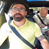 Hace el examen de conducir y suspende en el último momento: «Ojo que le cierra el paso...»