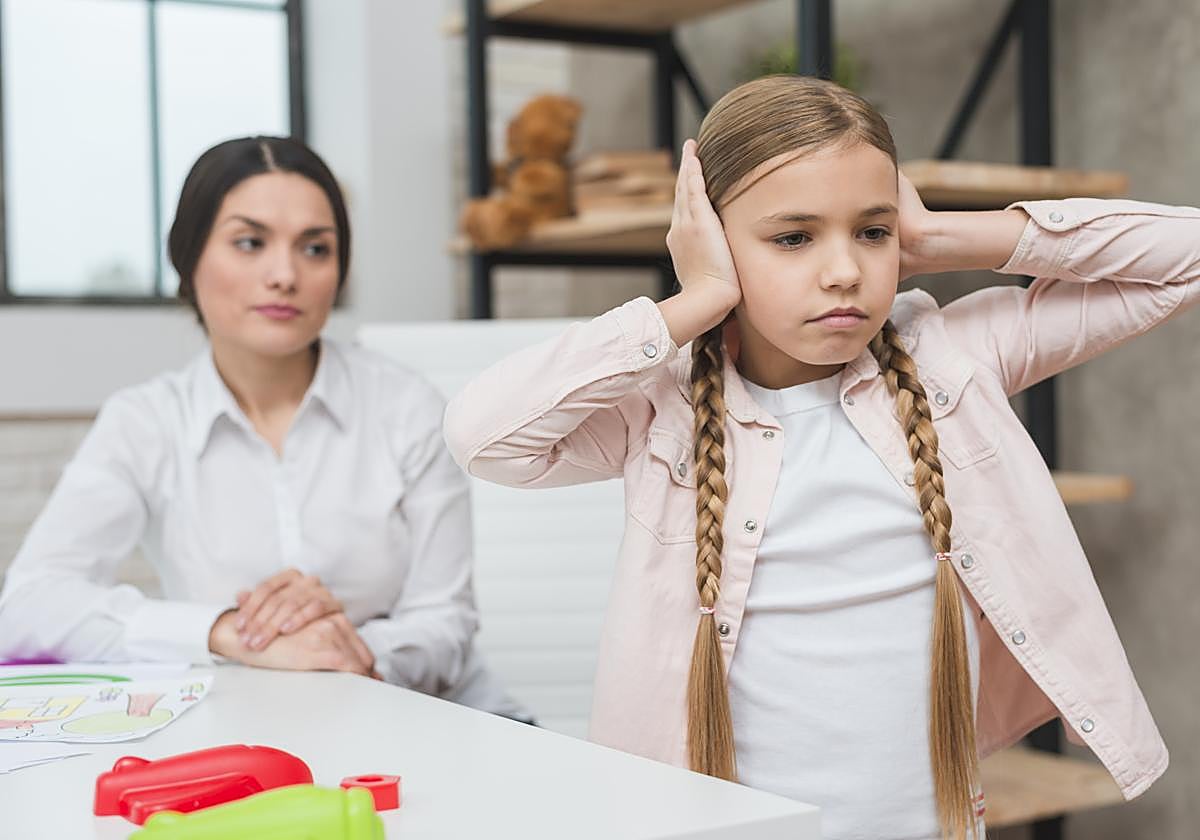 Un pediatra explica cómo actuar cuando tu hijo no quiere hacer los deberes: «Aunque os sintáis agotados...»