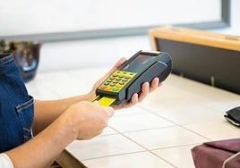 Paga con tarjeta en un bar de Japón y se queda sin palabras con lo que ve en el datáfono: «Al cobrarte la cuenta...»