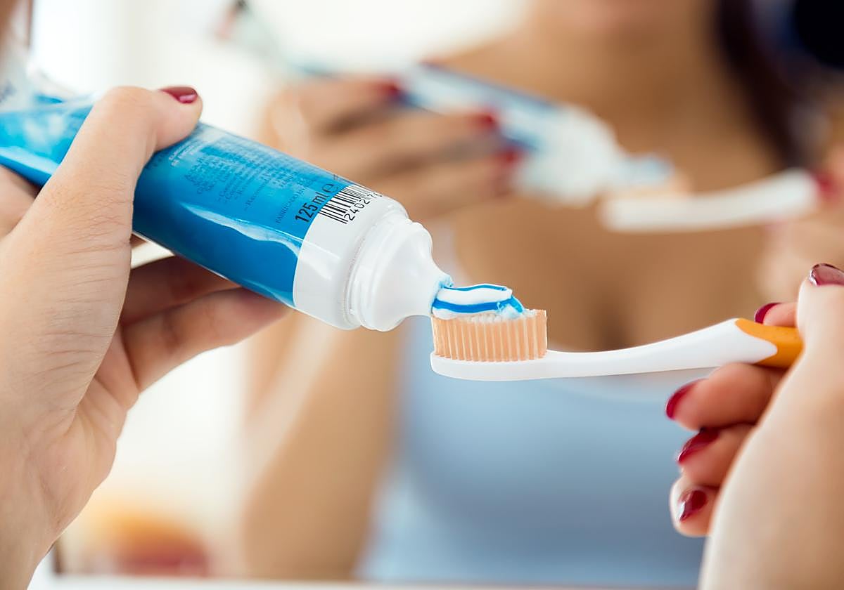 Una ingeniera de salud señala los ingredientes que no debe llevar una buena pasta de dientes: «Potencialmente cancerígeno»