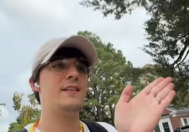 Un español que vive en Estados Unidos denuncia el «abuso policial» que ha sufrido allí tras detener su coche: «Esperaba que nos encañonaran en el suelo»