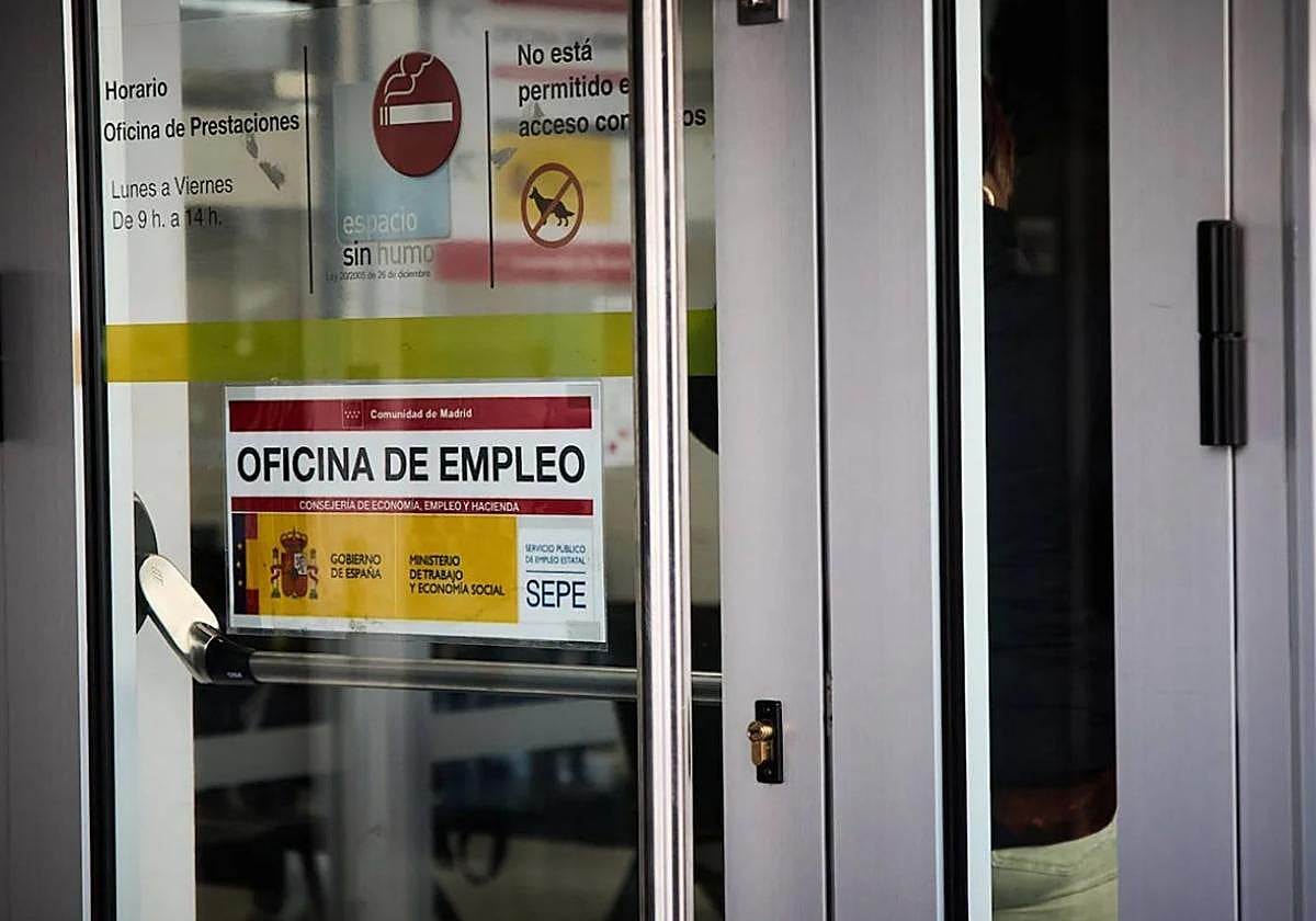 Cuándo se cobra el paro en octubre: la fecha en Caixabank, ING, Santander, BBVA y resto de bancos