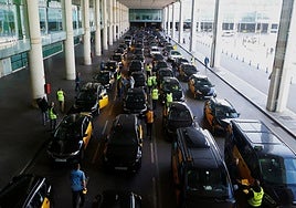 Un taxista de Barcelona lleva a unos clientes al aeropuerto y esto es lo que pasa al dejarlos: «Me he quedado flipando»