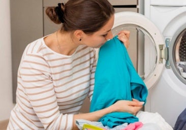 Una dermatóloga explica qué tejidos hacen que nuestra ropa huela mal: «El rey del mal olor es...»