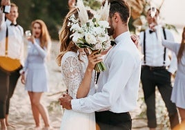 Preguntan a un economista cuánto dinero hay que dar en una boda para no quedar mal y esta es su respuesta: «Ni siquiera cubre el cubierto»