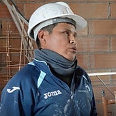 Un albañil de Bolivia que trabaja en España, sobre el dinero que cobra al mes: «Allí ganaba 400 euros»