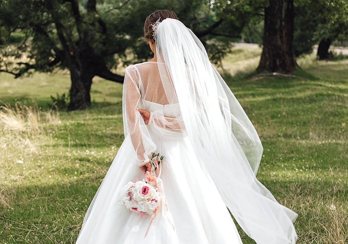Una novia rompe a llorar en su boda tras ver a una invitada vestida de blanco y su amiga toma cartas en el asunto