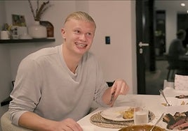 Esta es una cena de un día normal de Erling Haaland, jugador del Manchester City: «Lo mejor es la grasa que se queda crujiente»