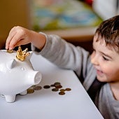 Roba 10.000 euros de los ahorros de su hijo para irse de vacaciones y presume orgulloso de su acto