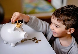 Roba 10.000 euros de los ahorros de su hijo para irse de vacaciones y presume orgulloso de su acto: «Él no se va a enterar»