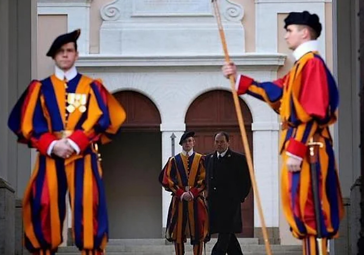 Un miembro de la Guardia Suiza muestra la casa en la que viven en El Vaticano: «Comparto la habitación con...»