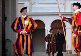 Un miembro de la Guardia Suiza muestra la casa en la que viven en El Vaticano: «Comparto la habitación con...»