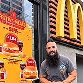 Un español prueba el McDonald's de la India y opina sin filtros sobre el sabor de sus hamburguesas