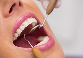 Un dentista explica qué no debes hacer si quieres conservar los dientes toda la vida: «Los frutos secos...»