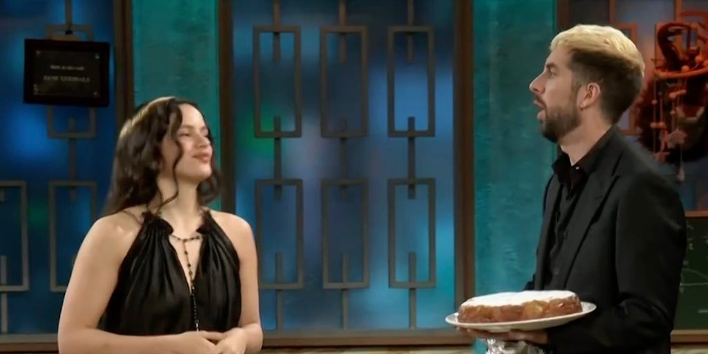 La receta del bizcocho de Rosalía que llevó a 'La Revuelta' y repartió al público: «De 14 kilates»