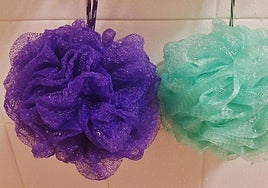 Un farmacéutico, sobre si es mejor ducharse con esponja o sin ella: «Igual te parece raro»