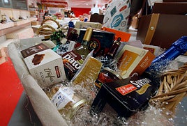 Un abogado laborista explica si las empresas tienen la obligación de dar cesta de Navidad a sus empleados: «No la puede quitar así porque sí»