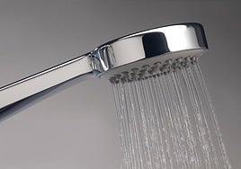 Una dermatóloga advierte de los cinco errores que cometen las personas al ducharse y que dañan la piel: «Es el caldo de cultivo perfecto para microorganismos»