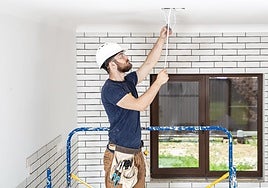 Una argentina que vive en España, fascinada por lo que pasa con los electricistas en su pueblo: «Mis suegros se lo cruzaron por la calle y...»