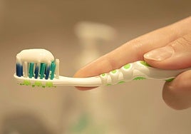 Simón Pardiñas, dentista, sobre cada cuánto tiempo hay que cambiar el cepillo de dientes: «Se acumulan millones de bacterias que pueden ser perjudiciales»
