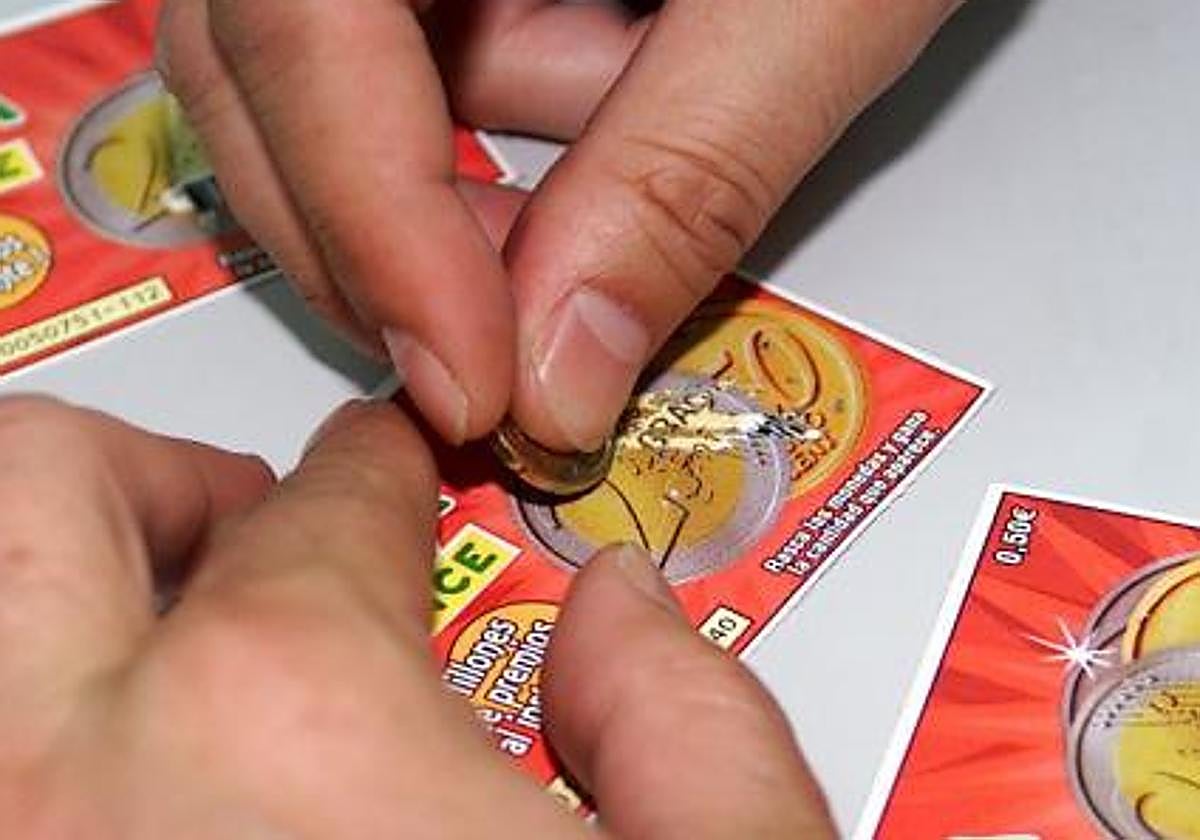 Una mujer gana un rasca de 600.000 euros y lo que hace con el premio conmociona a su entorno: «Nunca imaginé semejante suma»