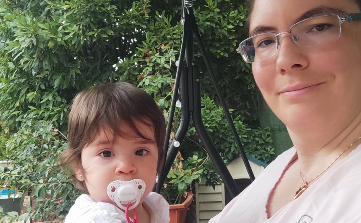 Lidia Mesegue junto a su hija Leire, de un año