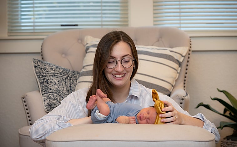 Imagen principal - Emily junto a Robbie. Diana Farmen durante la cirugía intraútero.