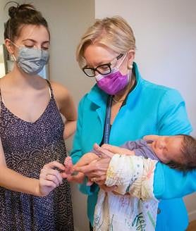 Imagen secundaria 2 - Emily junto a Robbie. Diana Farmen durante la cirugía intraútero.