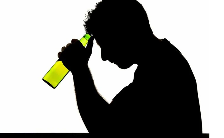 Beber alcohol en exceso aumenta el riesgo de ictus en adultos jóvenes