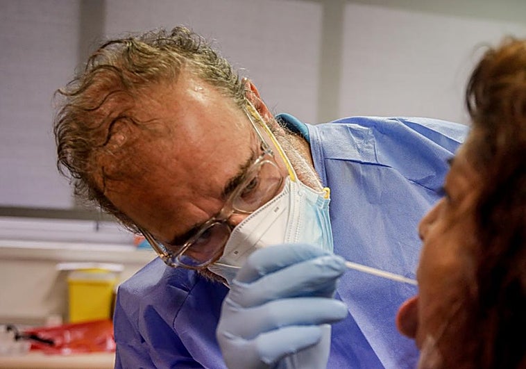 Qué es la «lengua negra» y otros extraños síntomas del Covid que afectan ahora también a los dedos de manos y pies