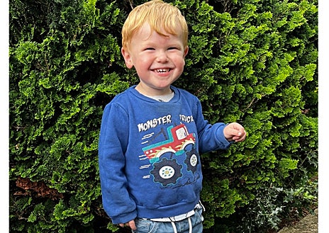 Imagen secundaria 1 - Finley es la primera persona en someterse a este tratamiento en Reino Unido. Abajo se le ve sonriente en su jardín y en los brazos del doctor Caputo